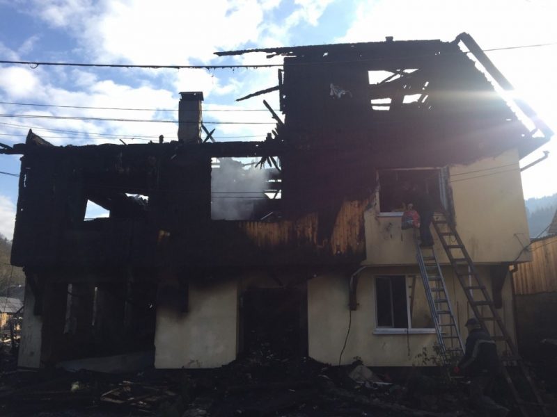 Вогонь знищив дім священика на Рахівщині: потрібна допомога (ФОТО)