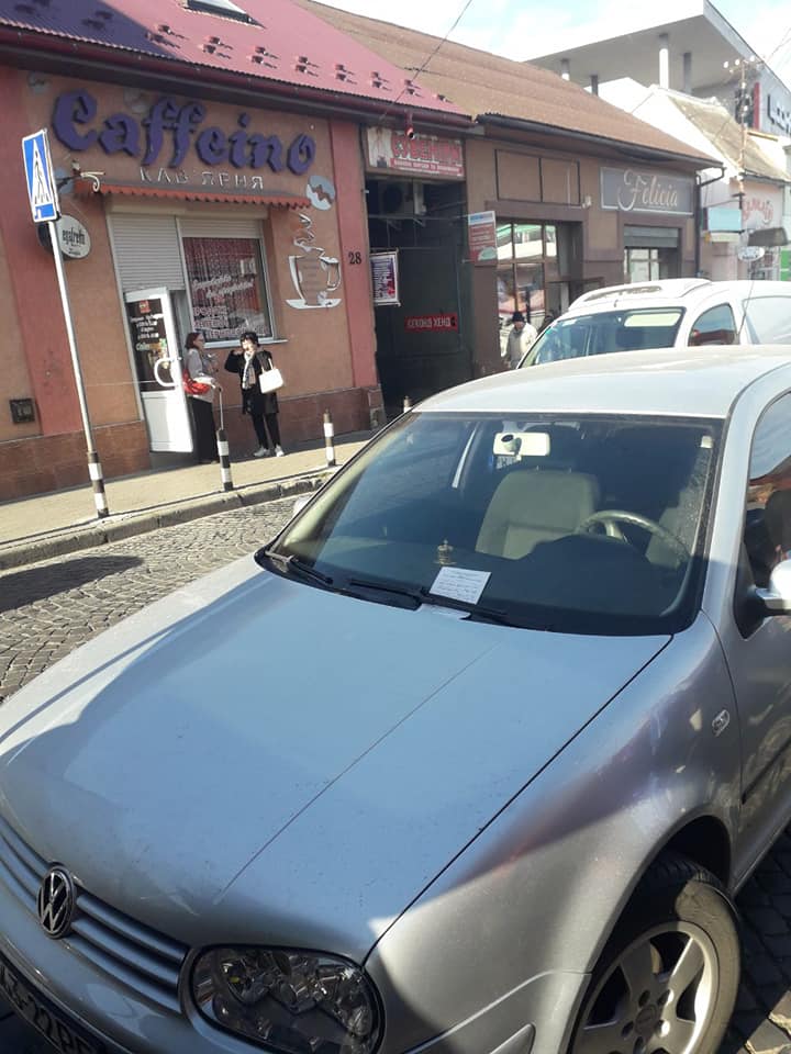 Зранку у Мукачеві десятки водіїв отримали "листи щастя" (ФОТО)