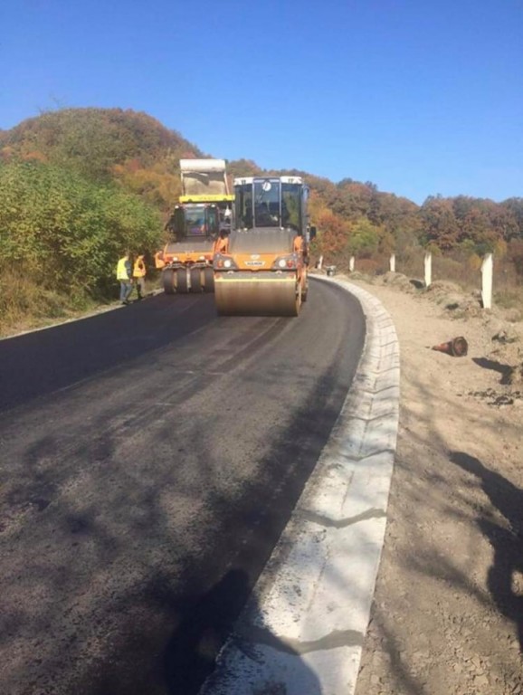 Робота "кипить": На Закарпатті триває ремонт дороги Великий Бичків – Водиця (ФОТО)