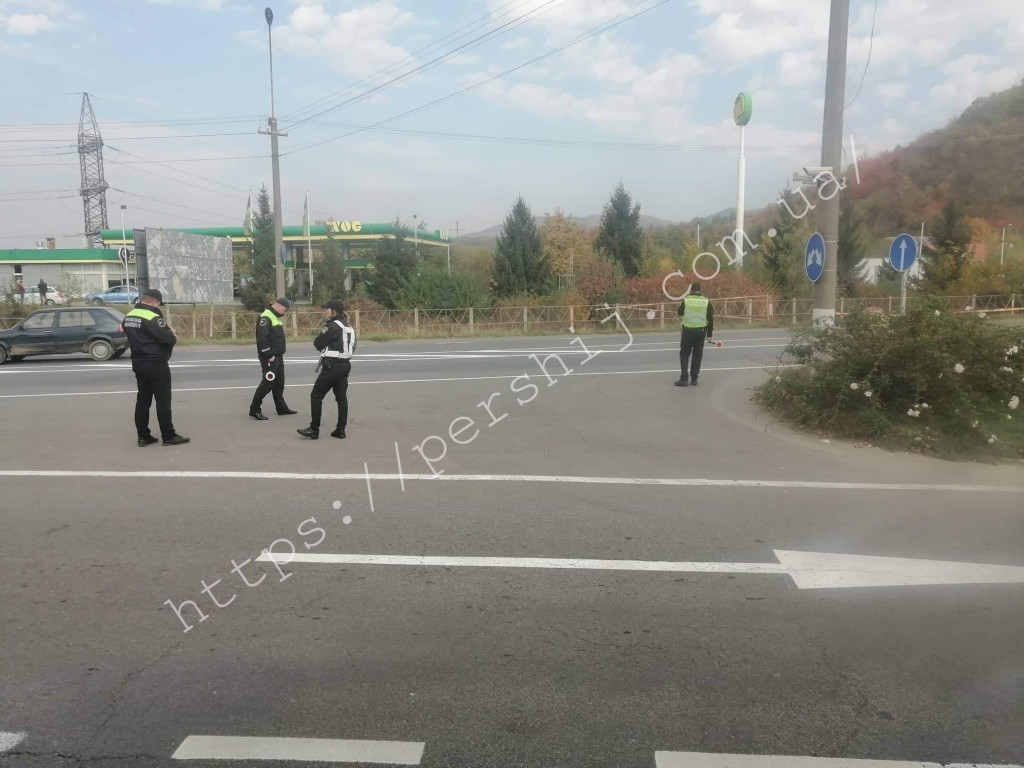 При виїзді з Мукачева правоохоронці зупиняють автобуси (ФОТО)