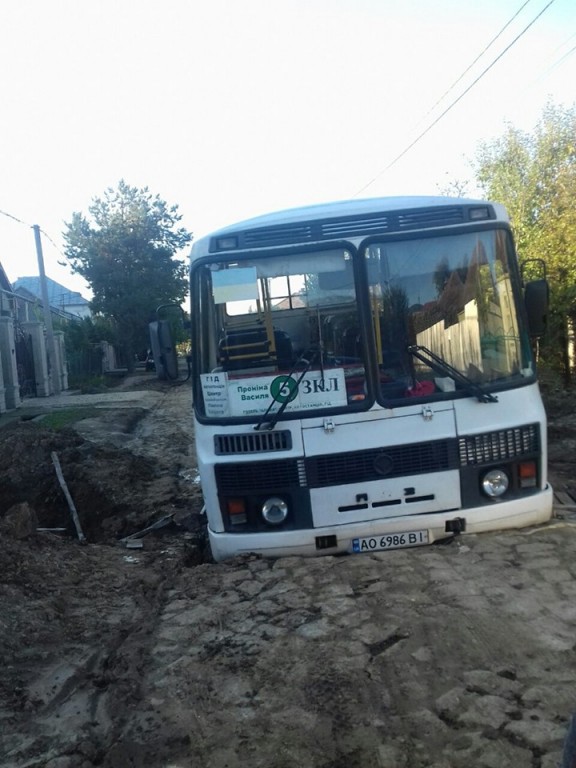 У Мукачеві автобус під час руху провалився у яму (ФОТО)