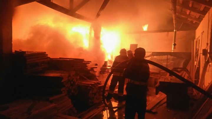 Масштабна пожежа на Берегівщині: Горів столярний цех (ФОТО)