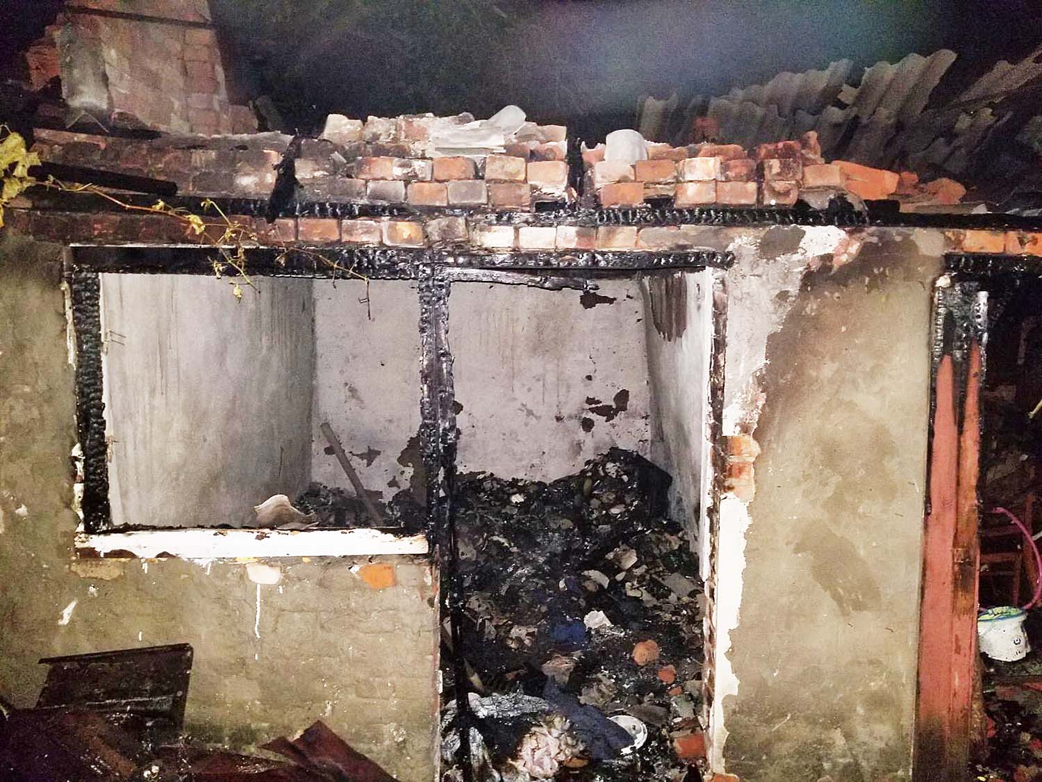 Трагедія у Виноградові: рятувальники надали подробиці пожежі на якій загинула людина (ФОТО)