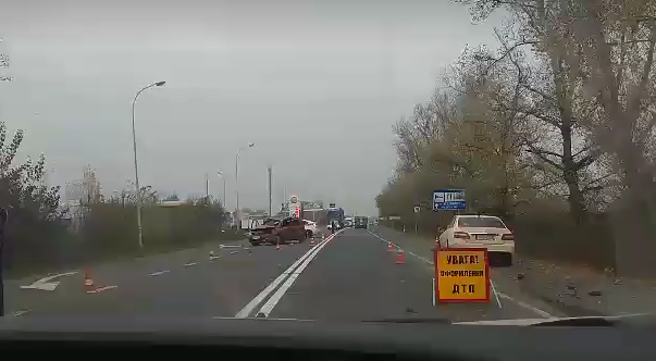 На об'їзній Ужгорода трапилась ДТП: від удару "Renault" залишилось без "передка" (ВІДЕО)
