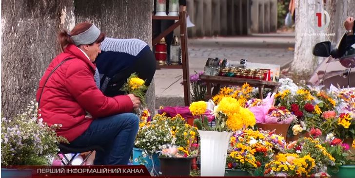 Закарпатців закликають не приносити пластикові квіти та вінки на кладовища (ВІДЕО)