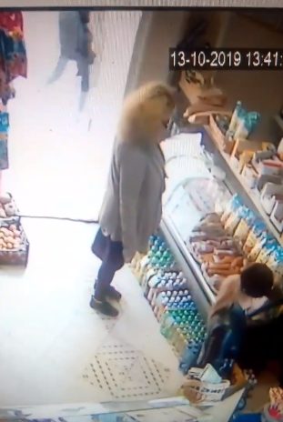 "Одна відволікає, інша краде": у Хусті завелися магазинні крадії (ВІДЕО)