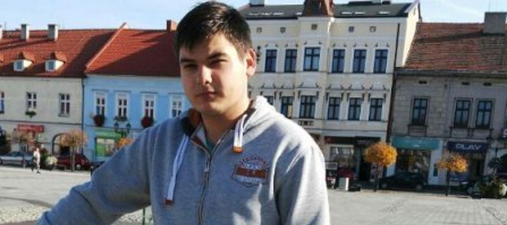 У Польщі намагаються врятувати юного українця, на якого з даху впав самогубець (ФОТО)