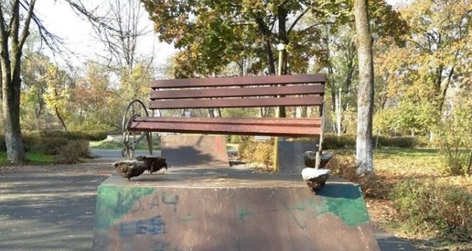 Вандалізм у Іршаві: вирвану лавицю винесли на трамплін (ФОТО)