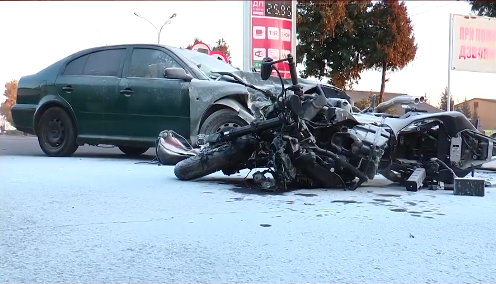 Кривава ДТП на околиці Мукачева: мотоцикліст у важкому стані (ВІДЕО)