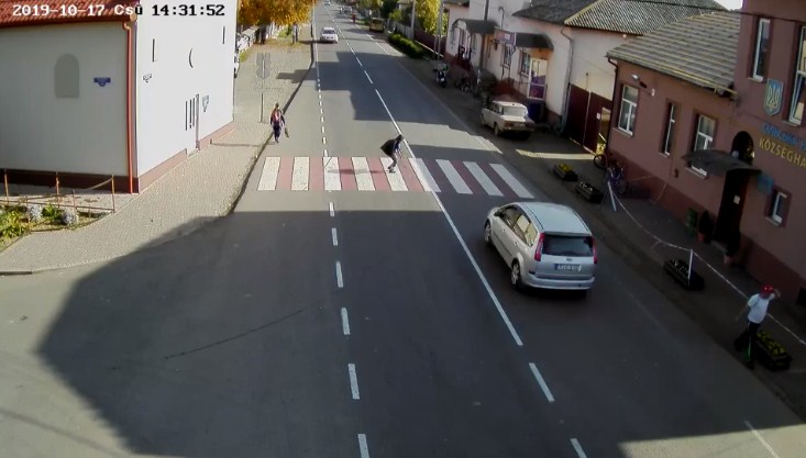 На Ужгородщині дитина ледь не потрапила під колеса автівки: мить зафіксували камери спостереження (ВІДЕО)