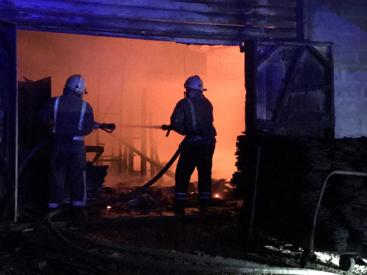 В Ужгороді виникла пожежа на території складу