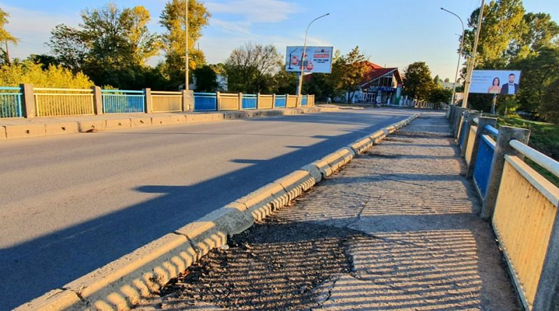 В Ужгороді тротуар на транспортному мості руйнується на очах (ФОТО)