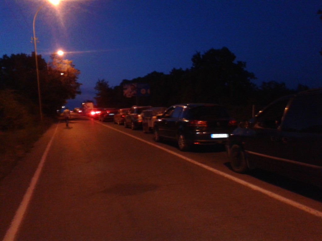 Під вечір на закарпатських КПП досі стоїть не один десяток автівок у чергах
