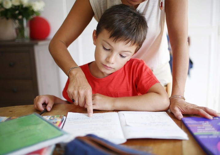 Закарпатським батькам на оброєння: чому не варто робити з дитиною домашнє завдання