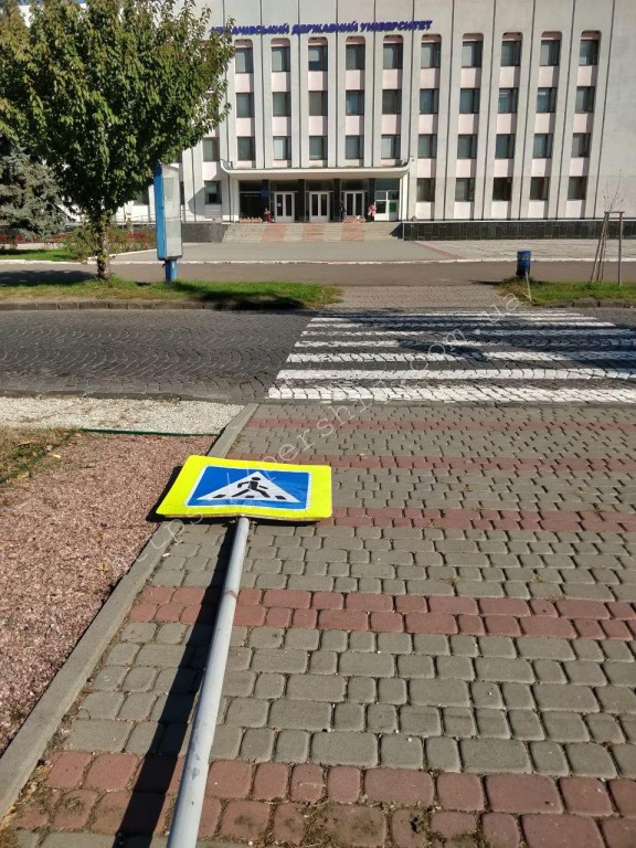 В одному з мікрорайонів Мукачева щодня помічають "сп'янілі" дорожні знаки (ФОТО)