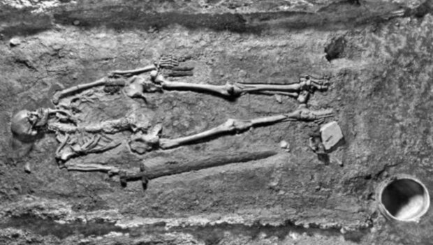 Два кинджали, меч та відро:  українець знайшов унікальний скелет таємницю якого не можуть розкрити майже 100 років