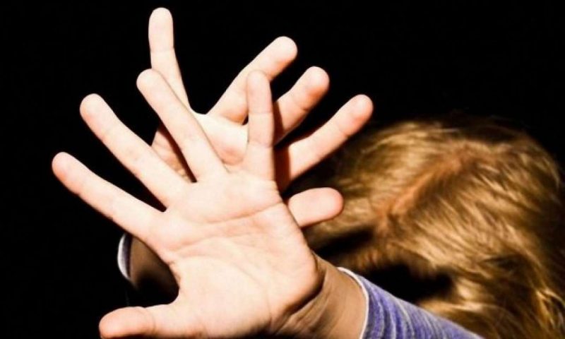 Був п’яний: батько порізав падчерцю та вкинув до криниці сина