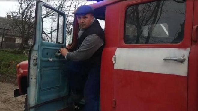 Супермен по-українськи: купив пожежну машину і безкоштовно їздить на виклики (ФОТО)