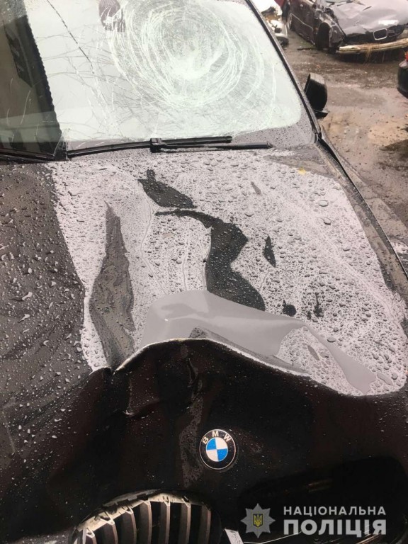 Трагедія у Хусті: елітний "BMW X5" насмерть збив пішохода (ФОТО)