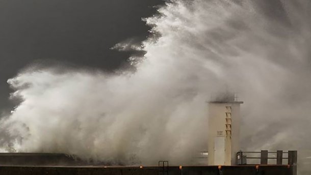 Потужний шторм "Амелі" накрив західне ужбережжя Європи: моторошні кадри (ФОТО, ВІДЕО)