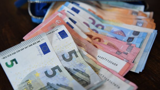 Курс валют на 8 листопада: долар і євро різко подешевшали