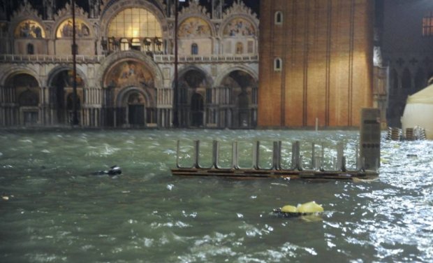 Загинуло дві людини, оголошено надзвичайний стан: Венеція продовжує йти під воду (ФОТО, ВІДЕО)