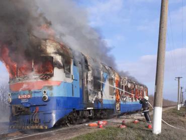 Вагони з пасажирами відчепили: потяг спалахнув як сірник (ФОТО)