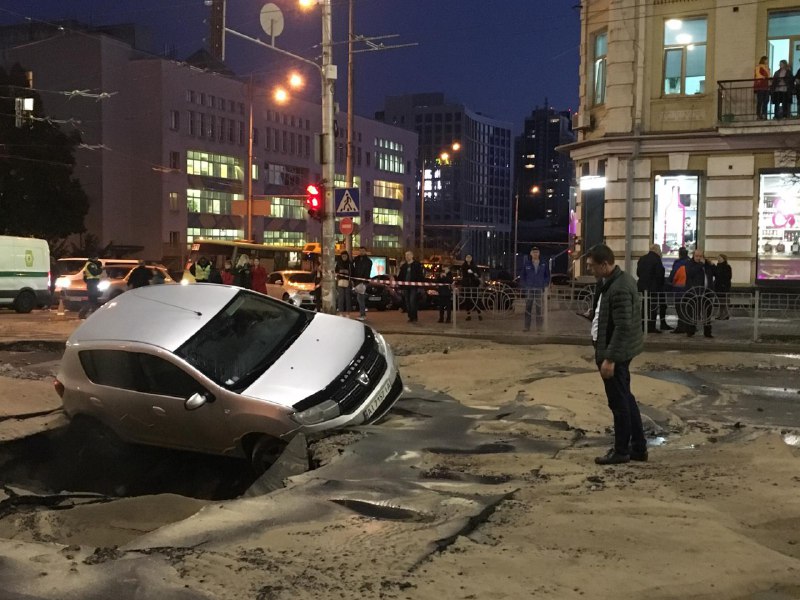 У центрі Києва під автомобілем провалився асфальт: дорогу залило окропом (ФОТО, ВІДЕО)