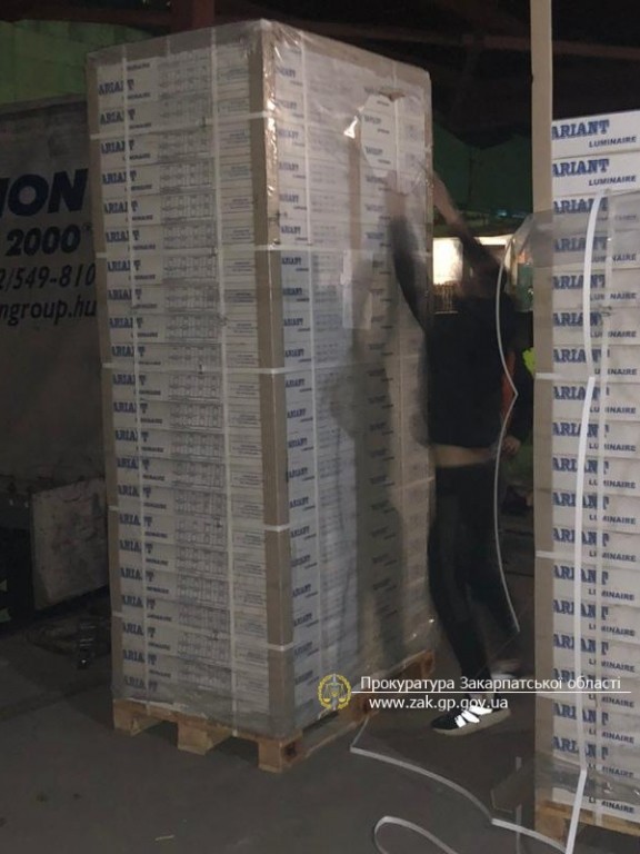 Кримінальний Виноградів: виявили склад з 83 тис блоків контрафактних сигарет (ФОТО)