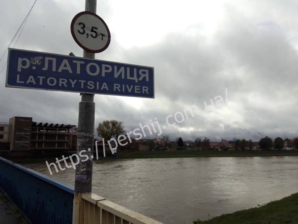 Латориця в межах Мукачева підіймається: води значно прибуло (ФОТО)