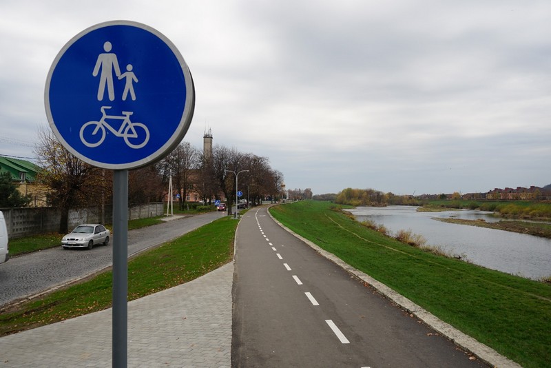 Майже 3 кілометри: у Мукачеві завершили створення велодоріжки (ФОТО)