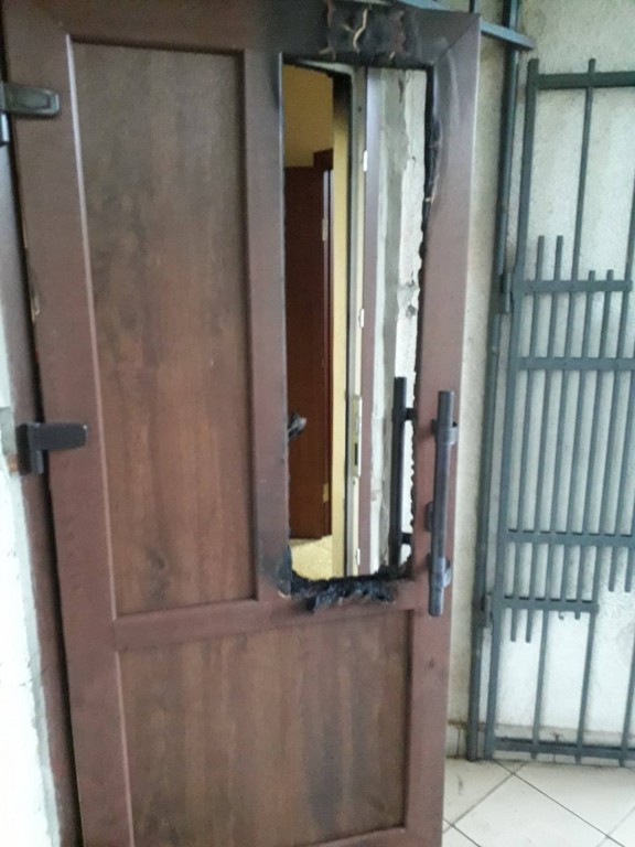 У Мукачеві загорілись вхідні двері до районної бібліотеки (ФОТО)
