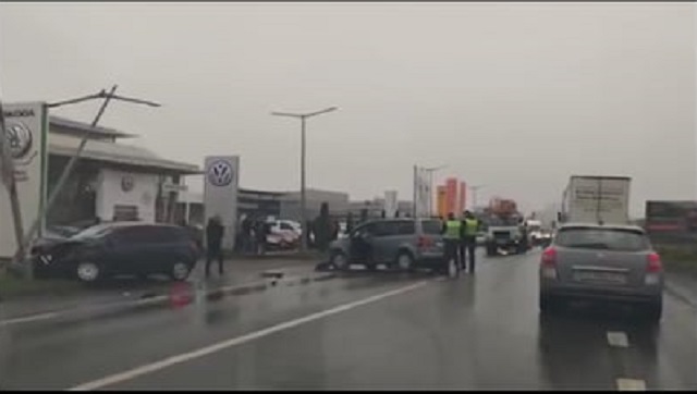 Ранкова ДТП в Мукачеві: рух вулицею ускладнено (ВІДЕО)