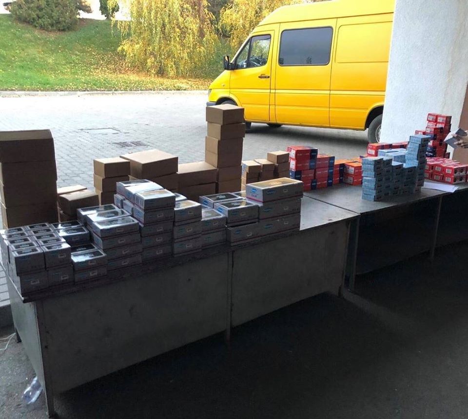 Каучукова контрабанда: на Закарпатті митники запобігли незаконному перевезенню пластирів для шин (ФОТО)