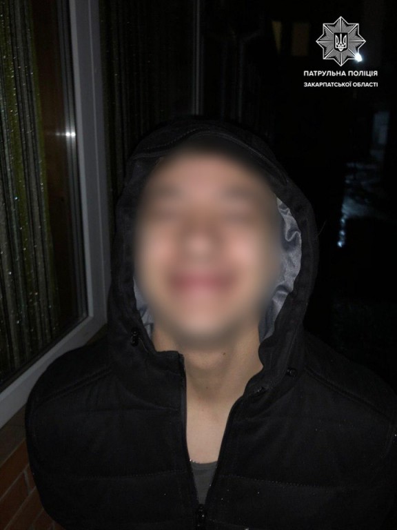 В Ужгороді впіймали двох юнаків з банкою наркотиків (ФОТО)