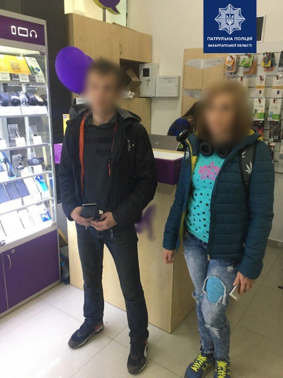 Кмітливі шахраї: в Ужгороді "банда" придбала телефон за підроблені гроші (ФОТО)