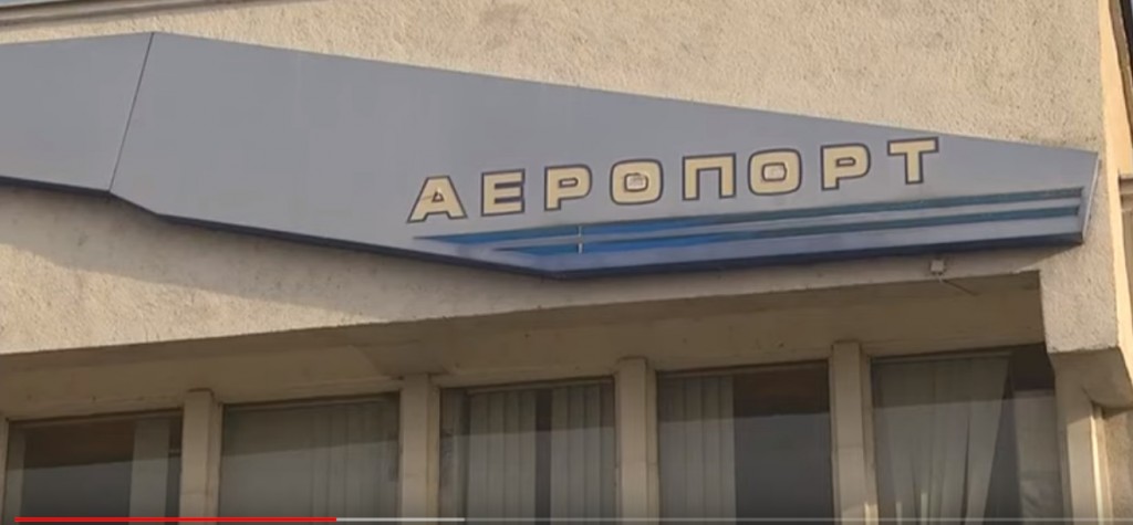 До режимного об'єкта нікого не допускають: Ужгородський аеропорт заблокований (ВІДЕО)