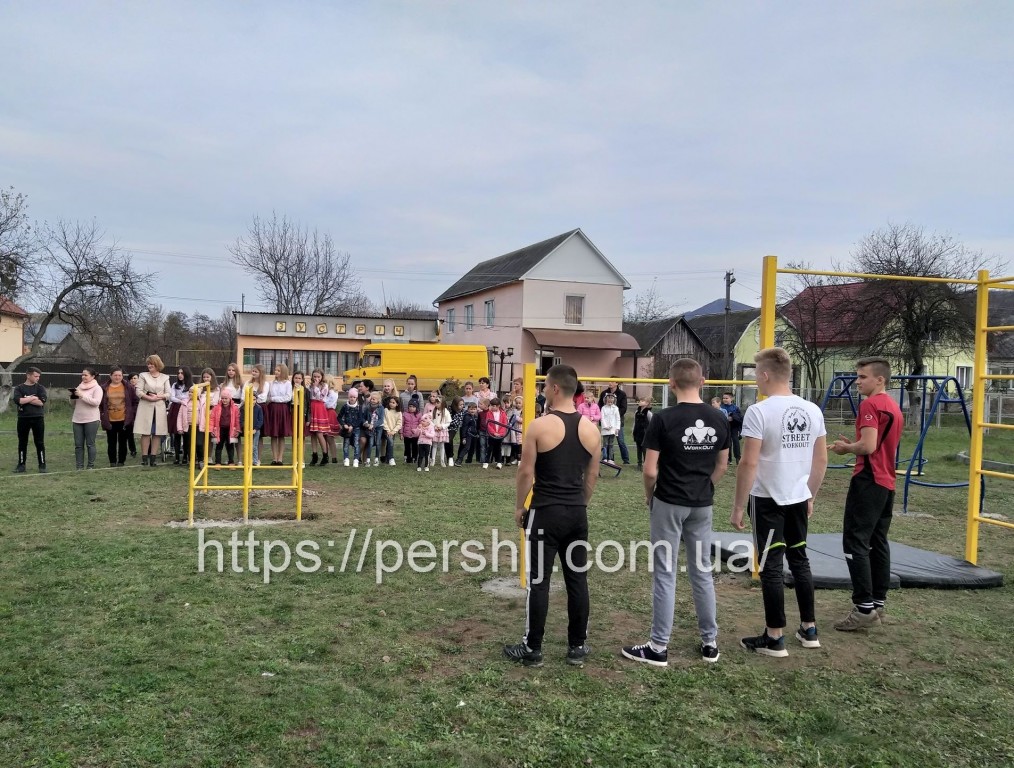 Спортсмени з Ужгорода відкрили спортмайданчик для жителів Ірщавщини (ФОТО)