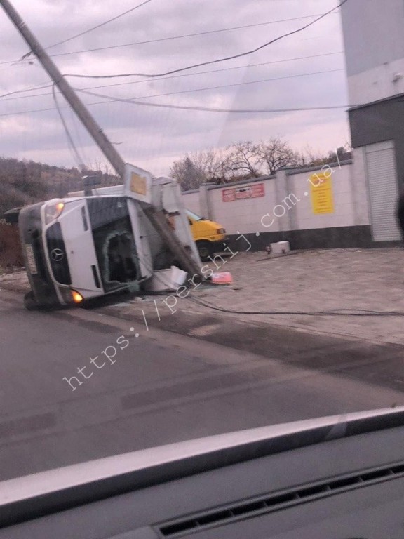 Збив опору та перевернувся: ранкова ДТП в Мукачеві (ФОТО)