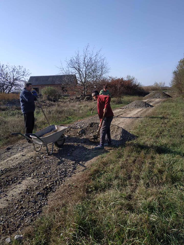 На Мукачівщині селяни змушені власними силами ремонтувати дорогу (ФОТО)