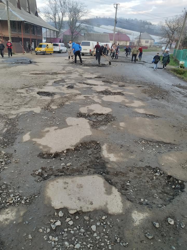 На Виноградівщині люди самотужки латали дорогу (ФОТО)