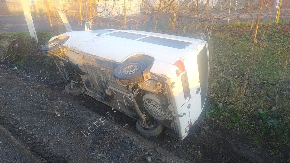 Не добрий ранок: на Мукачівщині автівка опинилась в кюветі (ФОТО)