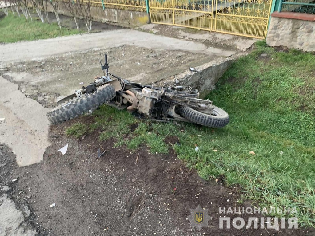Двоє підлітків в лікарні: на Перечинщині не розминулись мотоцикл та "Renault"
