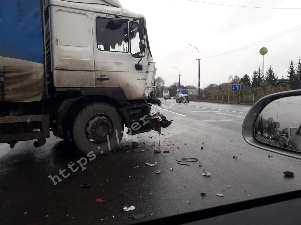 Чергова ДТП при віїзді з Мукачева за день: дві вантажівки "не поділили" дорогу (ФОТО)