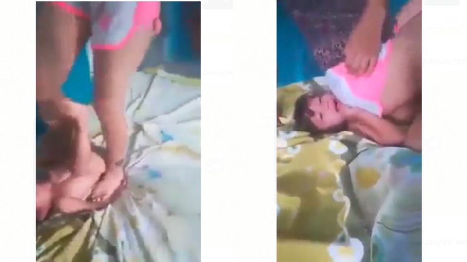 "Топче її ногами": в мережі з'явилося жахливе відео зі знущанням над дитиною (ВІДЕО 18+)