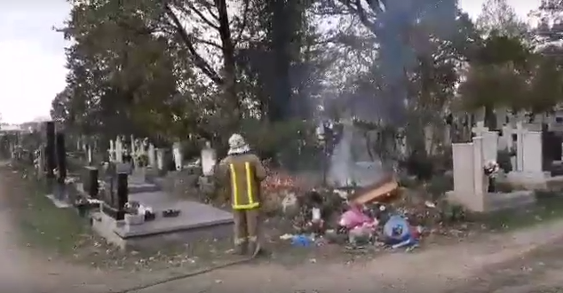 У День усіх святих у Мукачеві почалася пожежа на найбільшому цвинтарі (ВІДЕО)