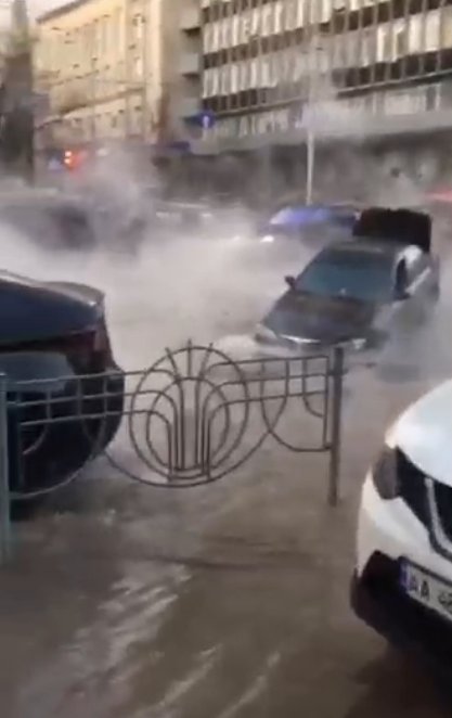 Не перша за день: у центрі Києва автівки падають у провалля з окропом (ВІДЕО)