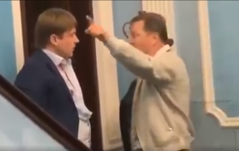 В залі офіційних делегацій аеропорту Бориспіль виникла бійка між Андрієм Герусом та Олегом Ляшко? (ВІДЕО)