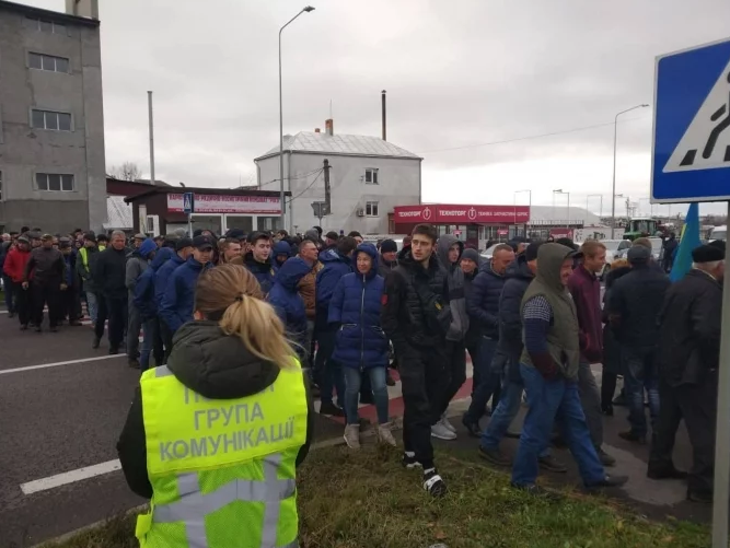 На автодорозі Київ-Чоп відбуваються акції протесту проти земельної реформи (ФОТО, ВІДЕО)