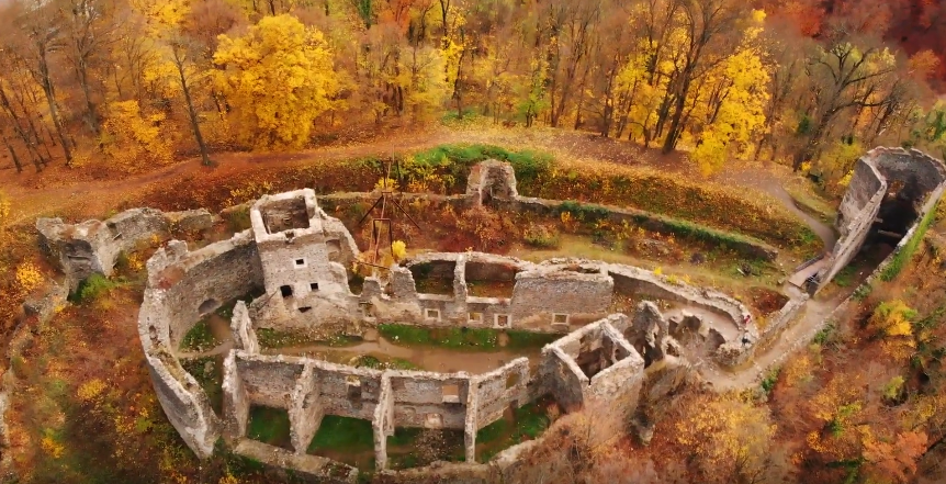 Його окутує осінь: в мережі показали вражаюче відео Невицького замку, що на Ужгородщині (ВІДЕО)